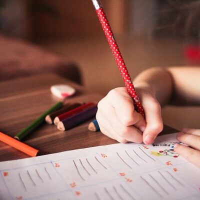 Le graphothérapeute : un soutien pour les élèves neuroatypiques
