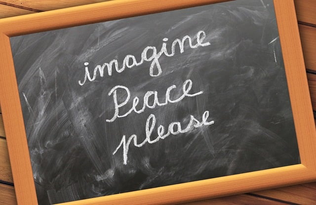 ardoise à craies avec inscription : imagine peace please - imaginez la paix s'il vous plait - origine pixabay