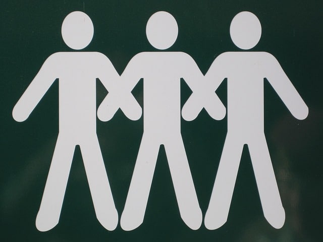 panneau avec trois silhouettes blanches